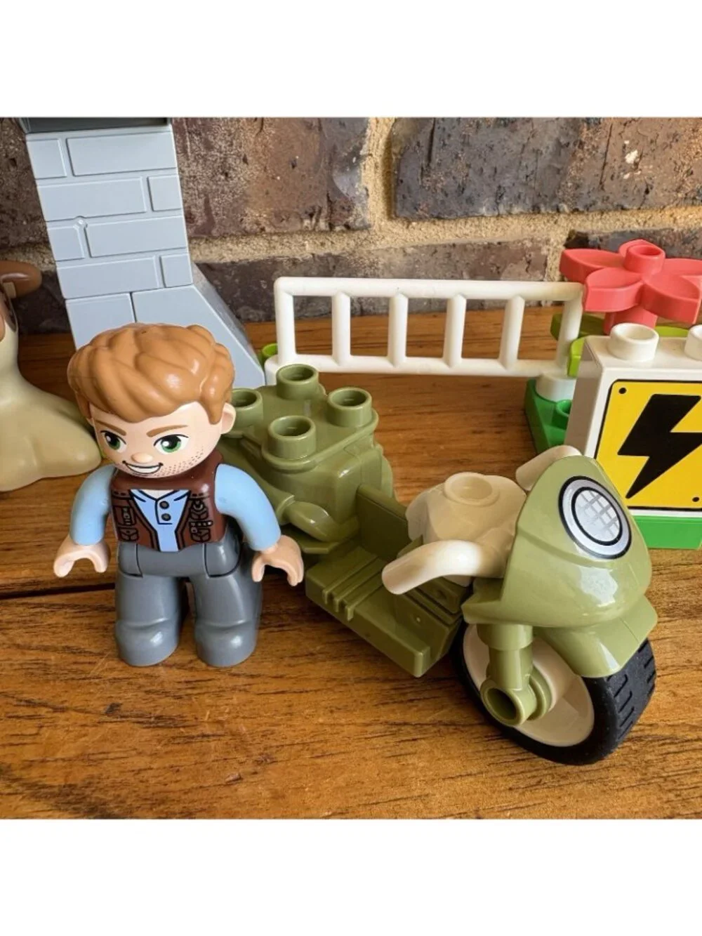 Lego Duplo 10939 Jurassic World T. Rex and Triceratops Dinosaur Breakout